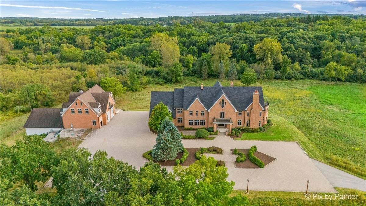5N719 Castle DR, St. Charles, IL 60175
