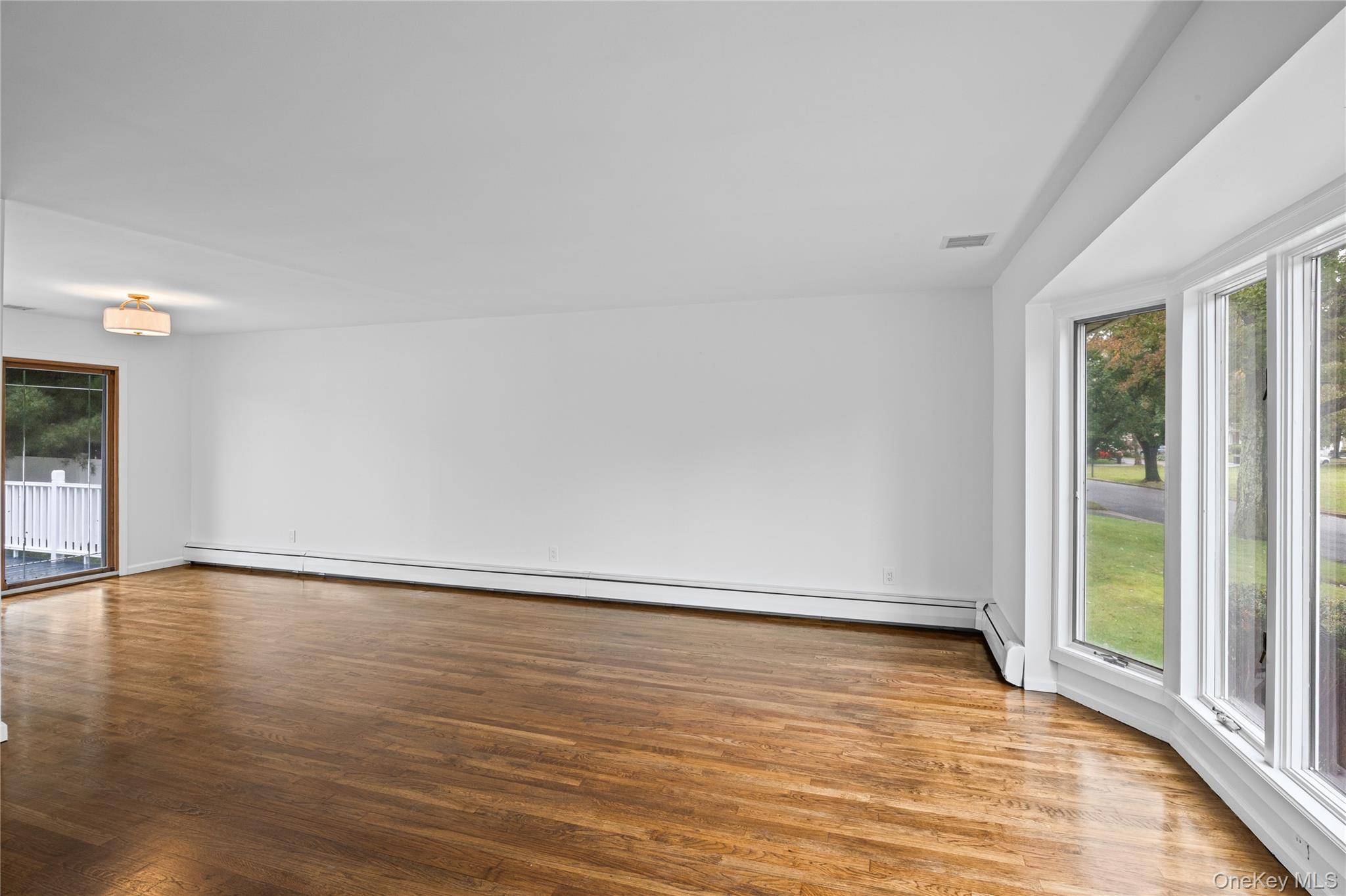 27 Schoenfield LN, Melville, NY 11747