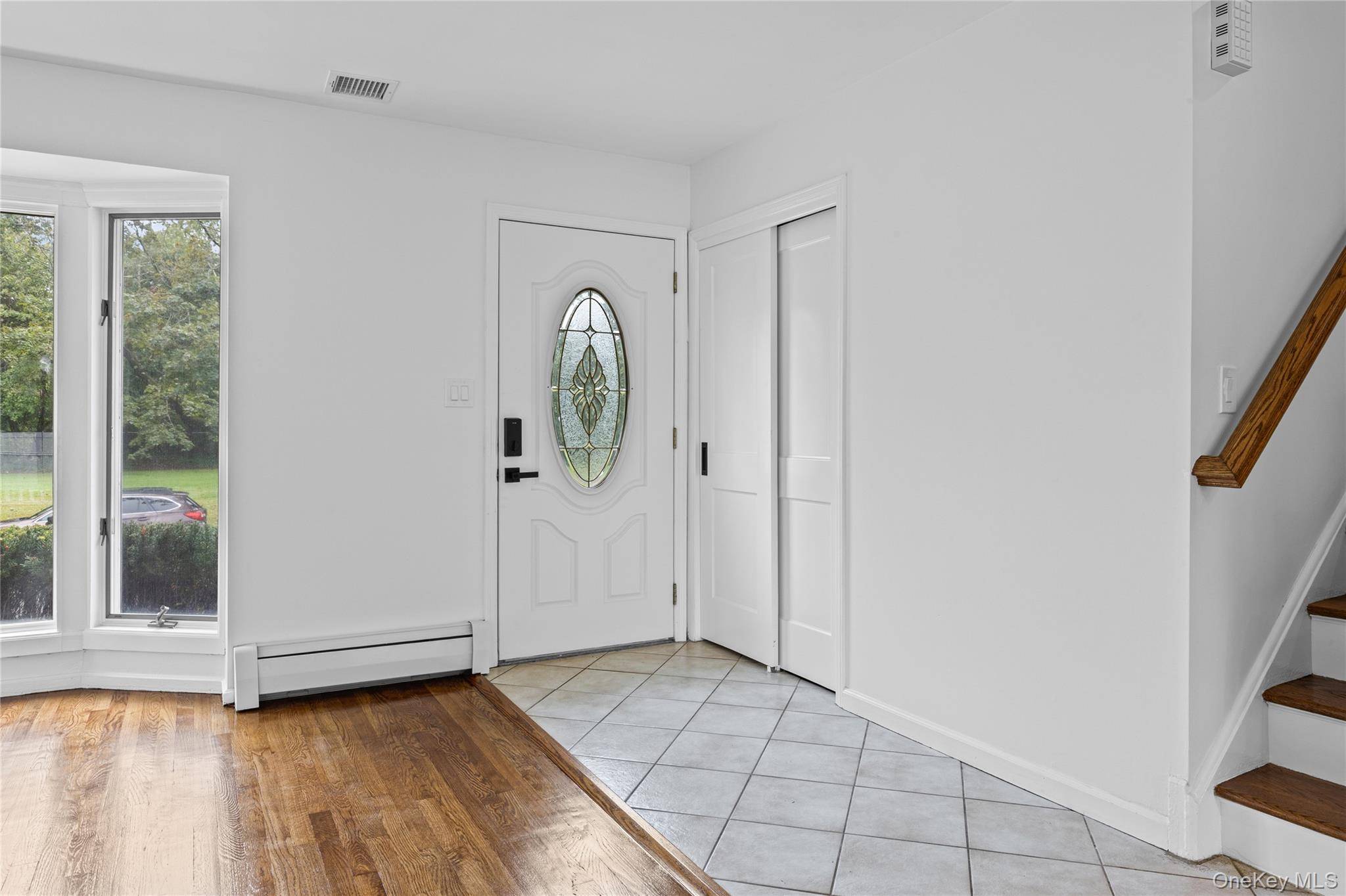 27 Schoenfield LN, Melville, NY 11747