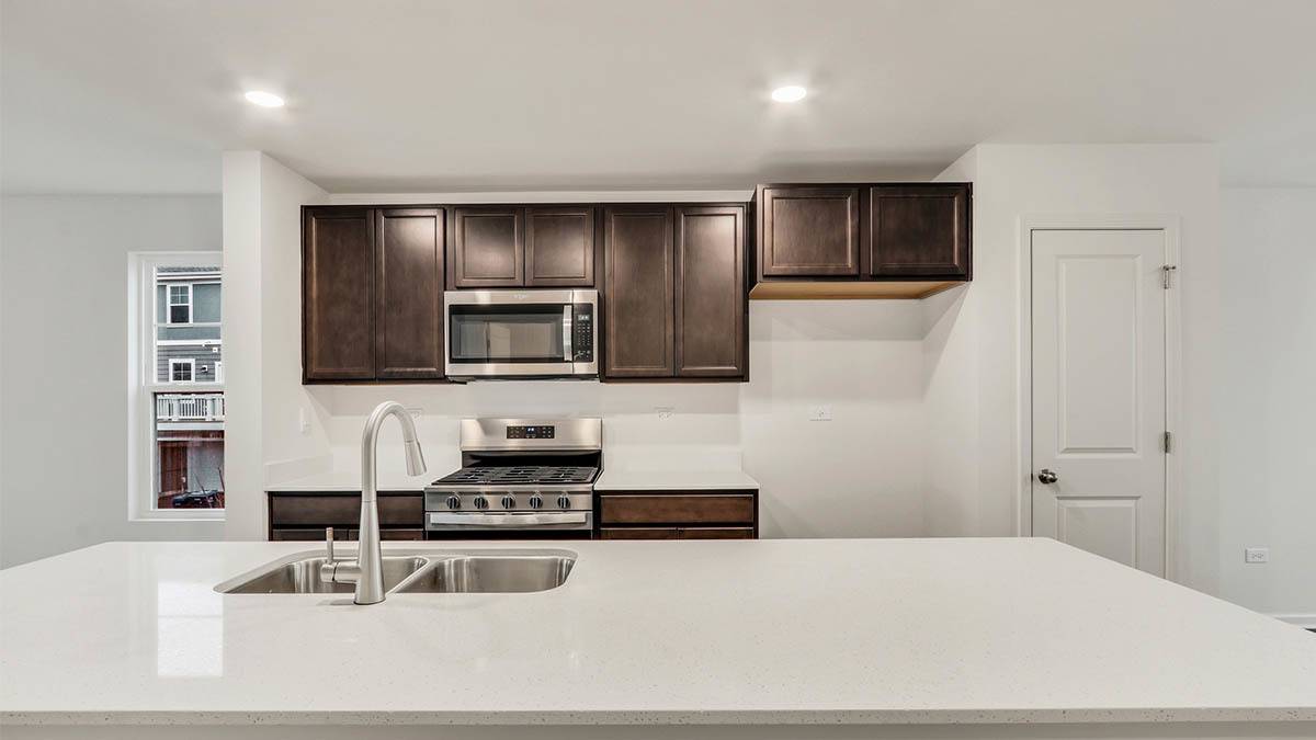 405 Lakeshore CT, St. Charles, IL 60174