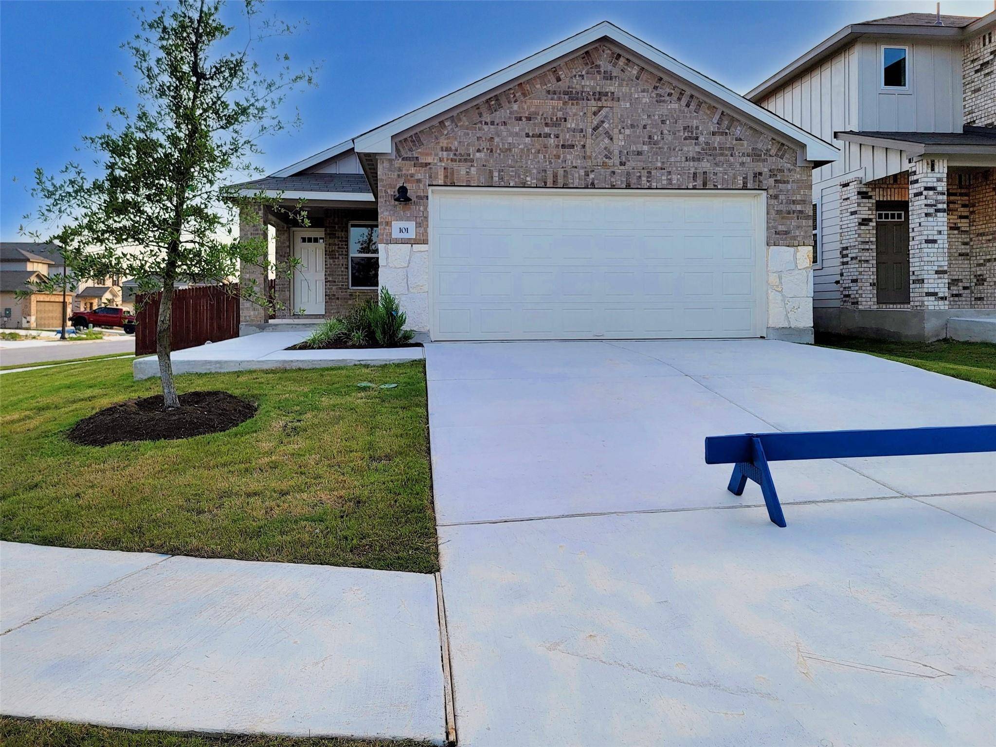 101 Outlaw DR, Liberty Hill, TX 78642
