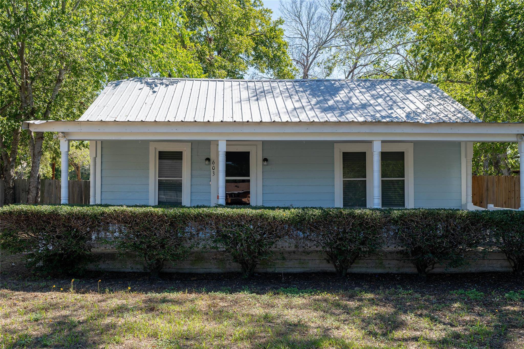 603 S Laurel Ave, Luling, TX 78648