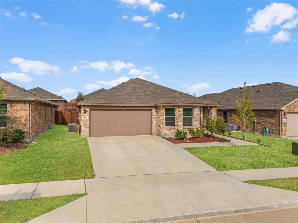 9509 Golden Summit Drive, Fort Worth, TX 76131