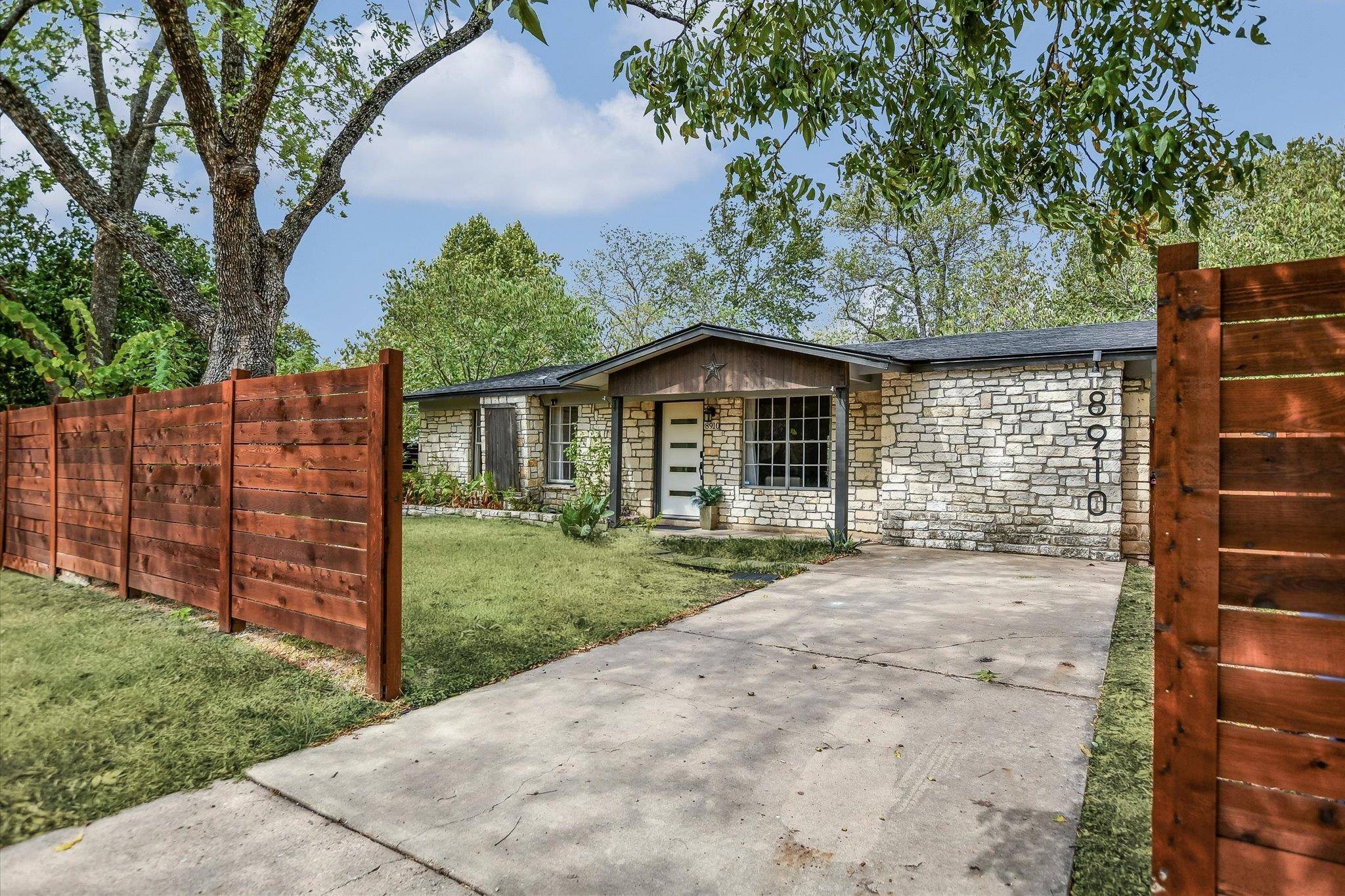 8910 Slayton DR E, Austin, TX 78753