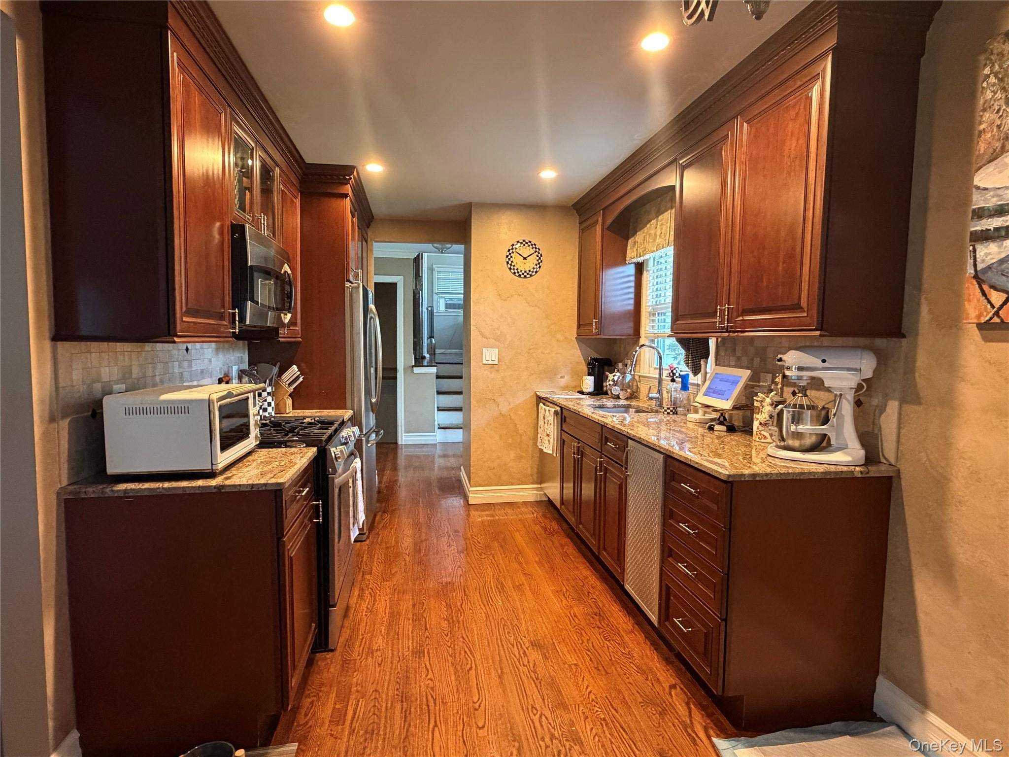 17 Renee PL, Massapequa Park, NY 11762