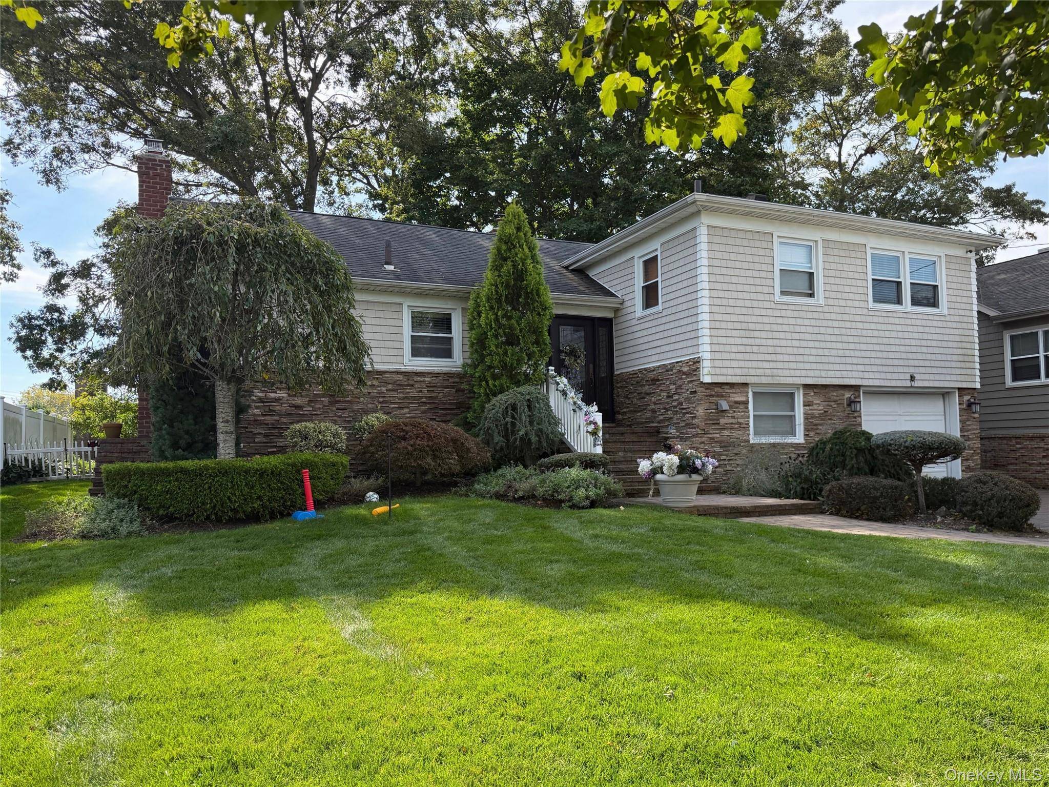 17 Renee PL, Massapequa Park, NY 11762