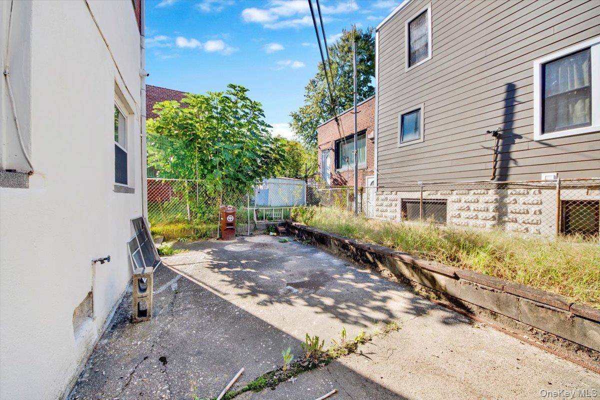 2877 Waterbury AVE, Bronx, NY 10461