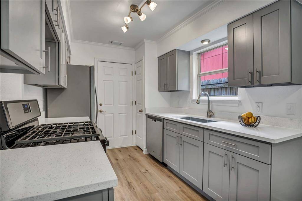 2416 Village WALK, Austin, TX 78744
