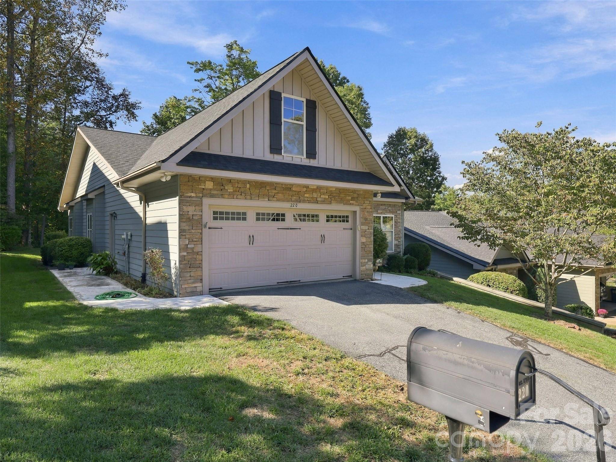 220 Waterside DR, Hendersonville, NC 28791