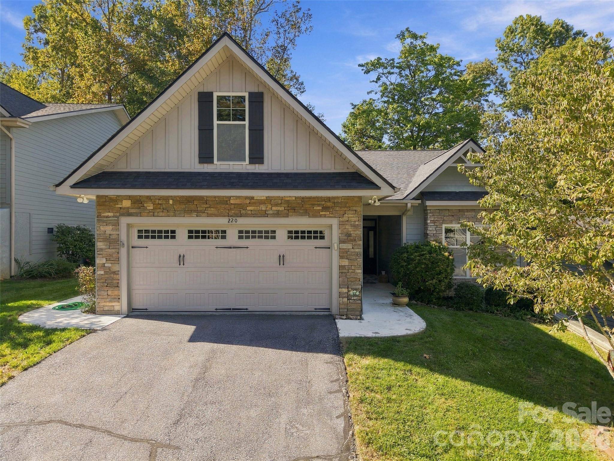 220 Waterside DR, Hendersonville, NC 28791