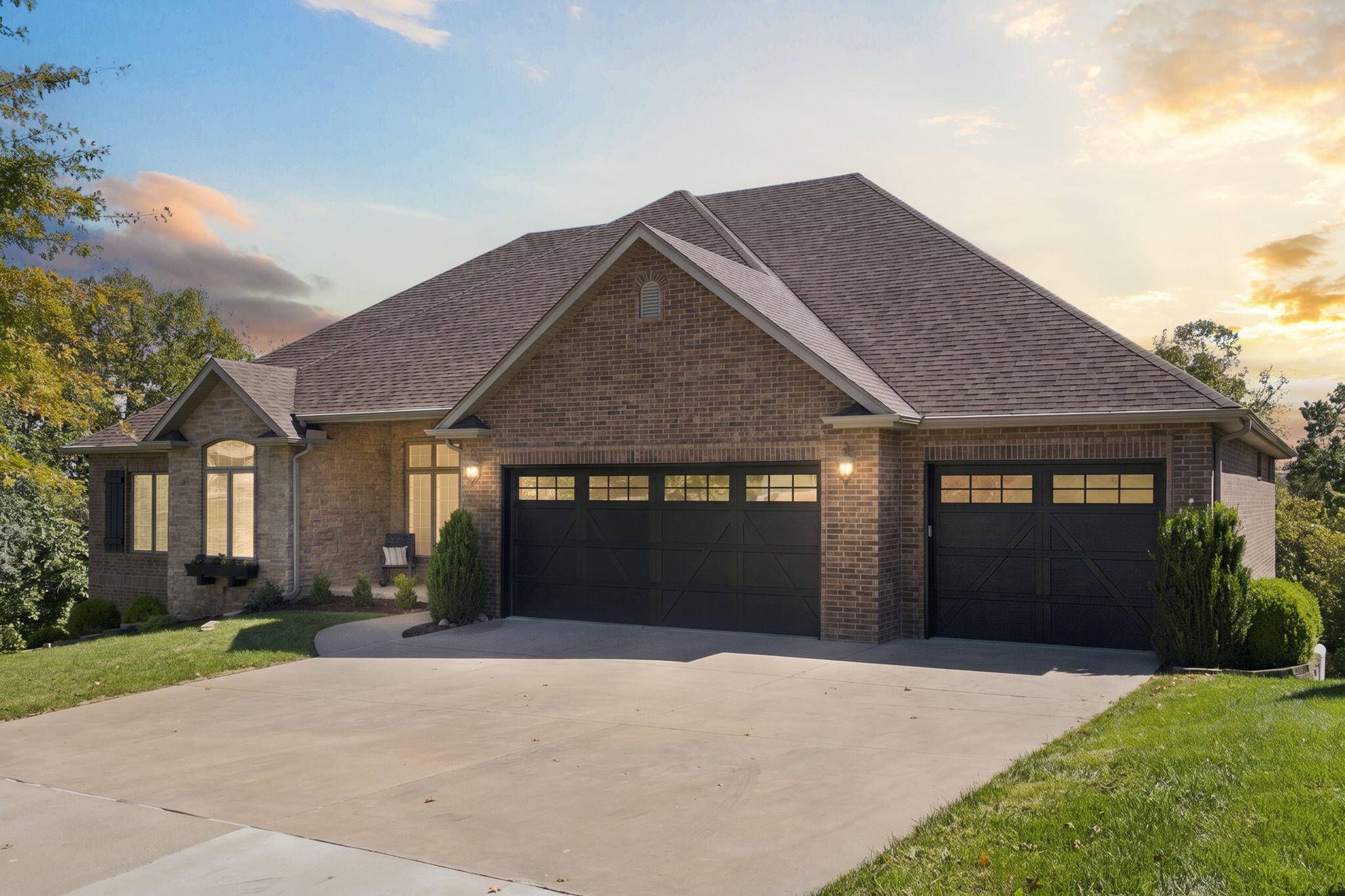 3312 W Bluffview ST, Springfield, MO 65810