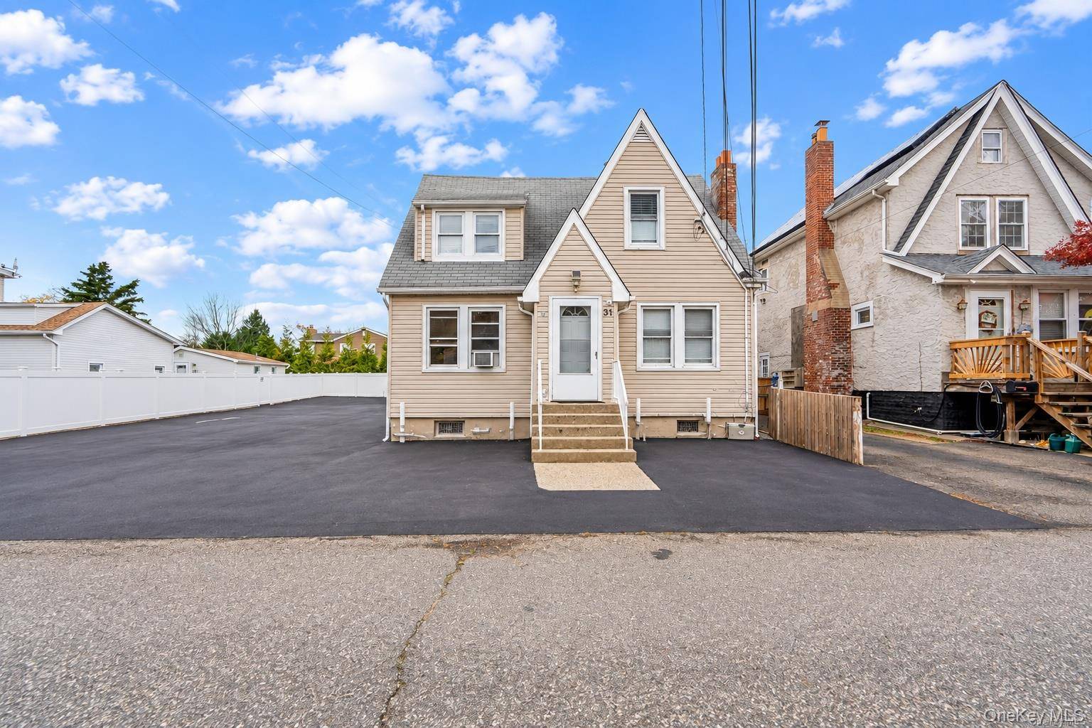31 Willoughby PL #1, West Islip, NY 11795