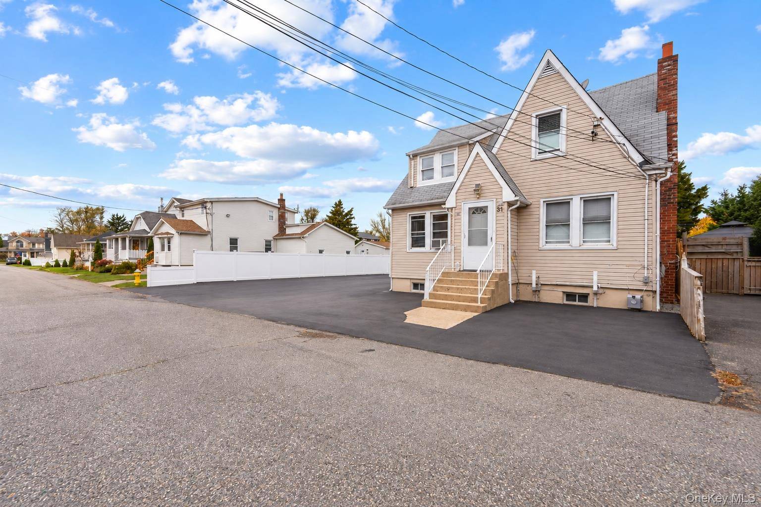 31 Willoughby PL #1, West Islip, NY 11795