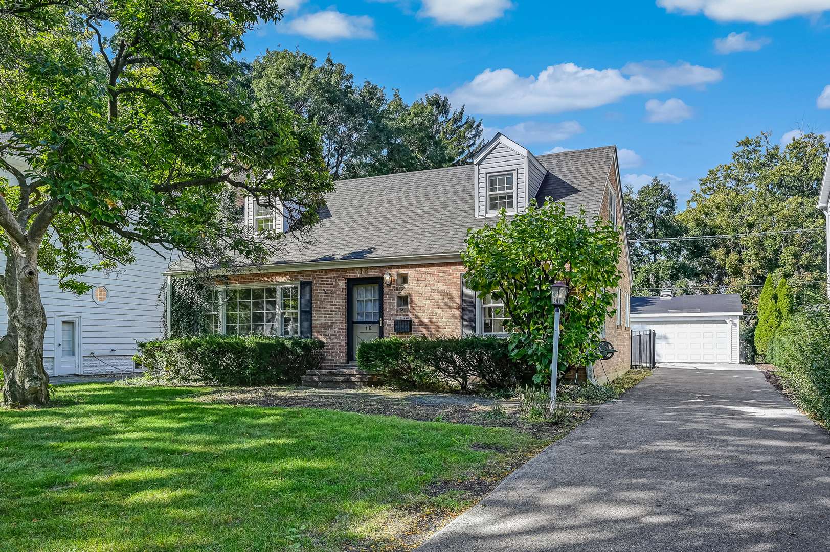 18 Oxford AVE, Clarendon Hills, IL 60514