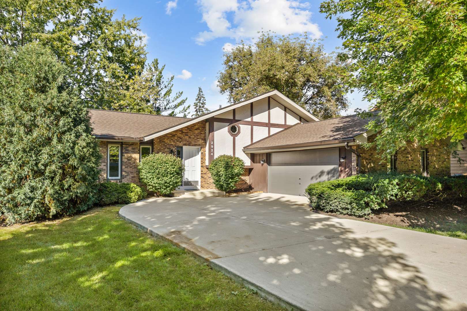 2924 Hickory CT, Woodridge, IL 60517