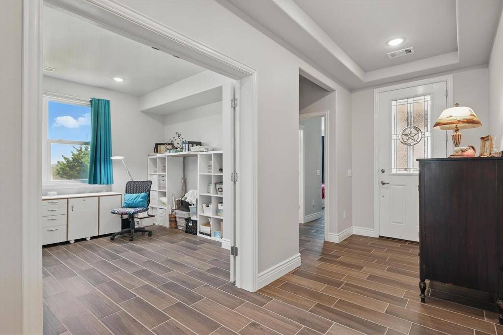 9809 Salford Way, Denton, TX 76207