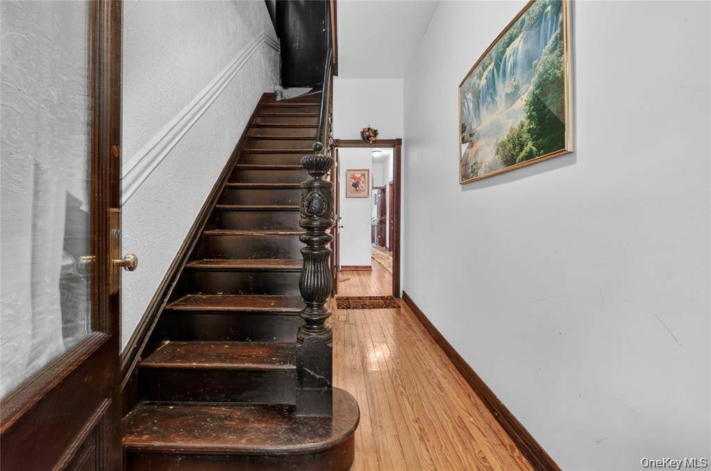 1543 Hollywood AVE #Apt 1, Bronx, NY 10461