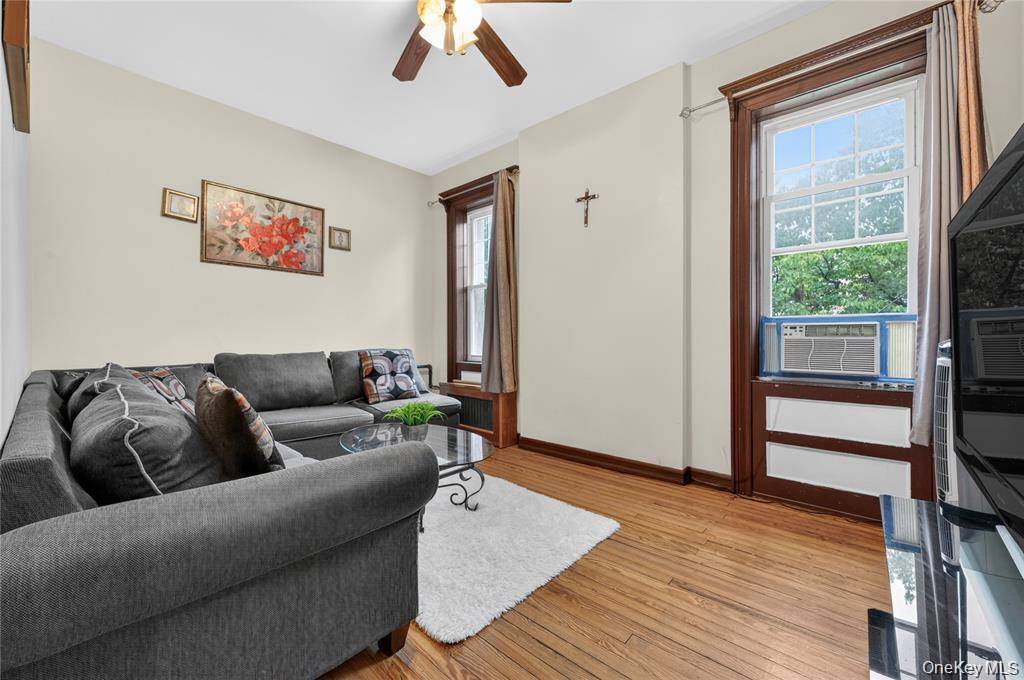 1543 Hollywood AVE #Apt 1, Bronx, NY 10461