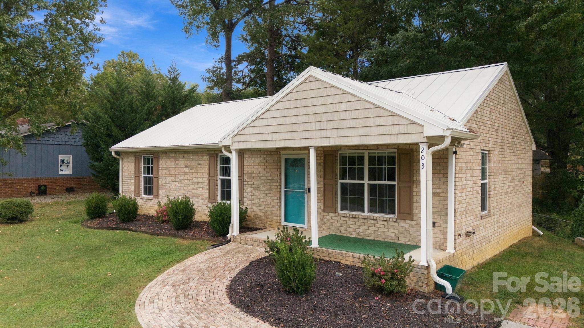 203 Crestview DR, Thomasville, NC 27360