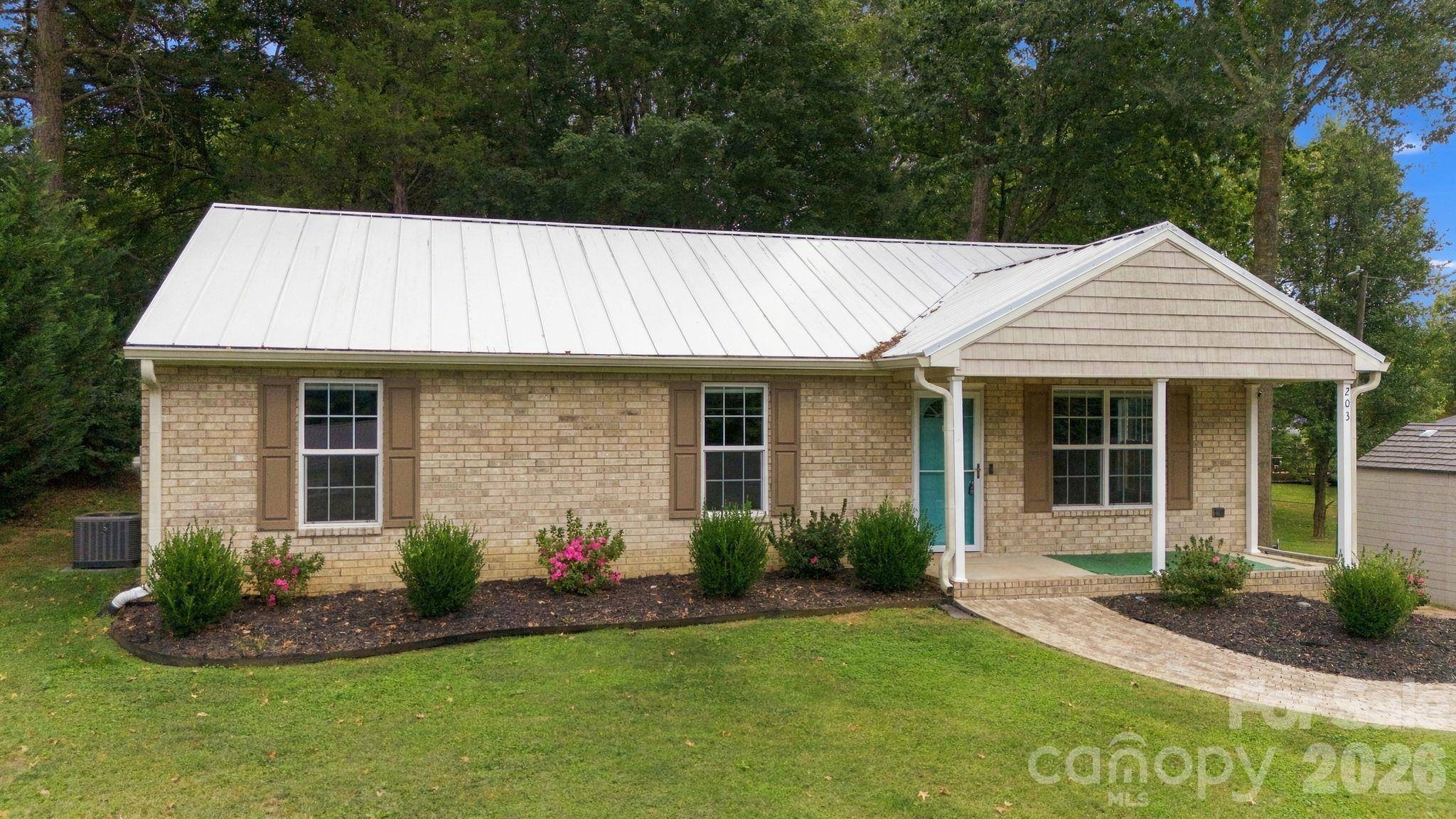 203 Crestview DR, Thomasville, NC 27360