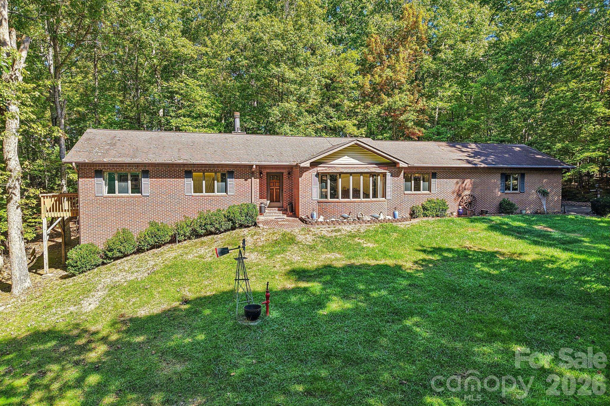 198 Woods End DR, Hendersonville, NC 28739
