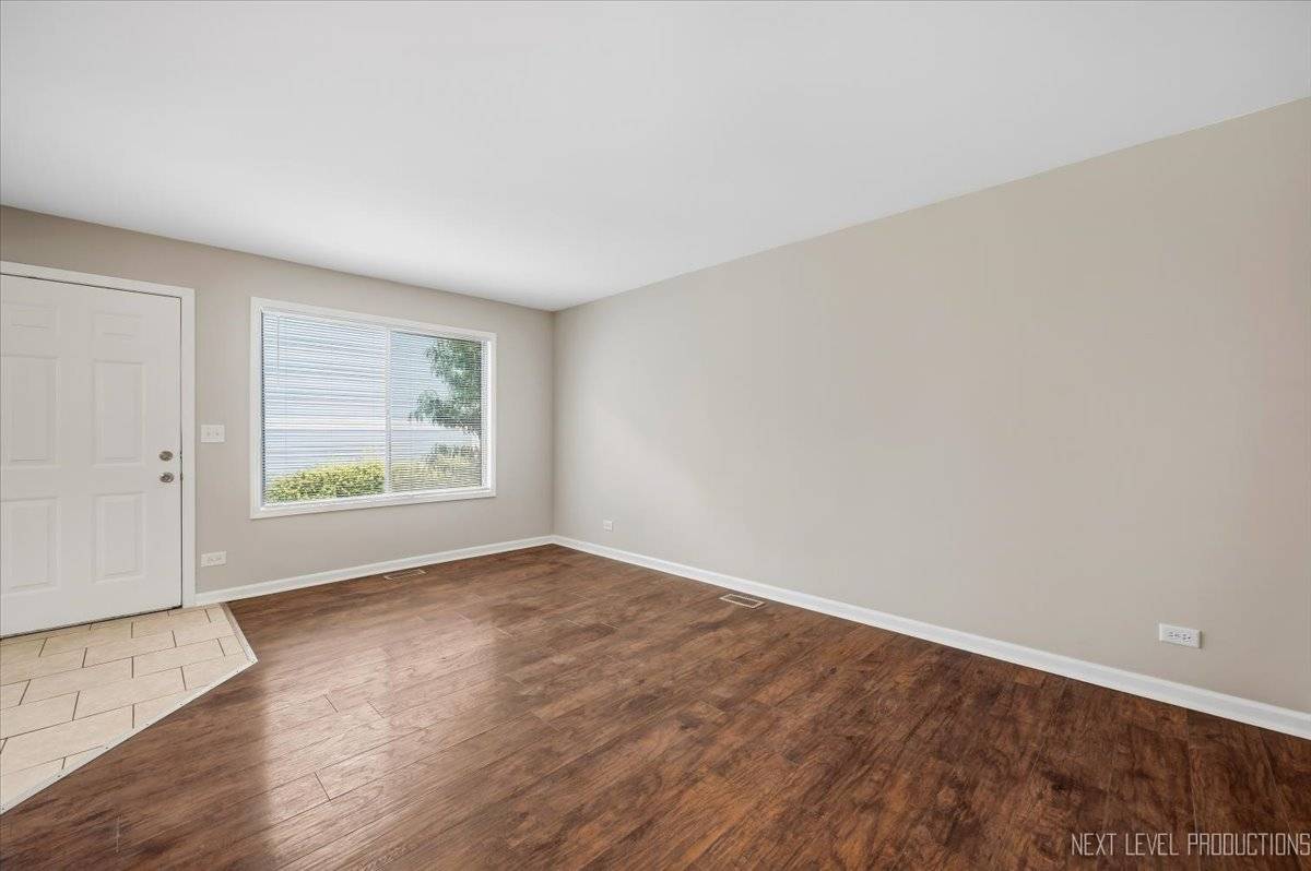 2s759 Winchester CIR #2, Warrenville, IL 60555