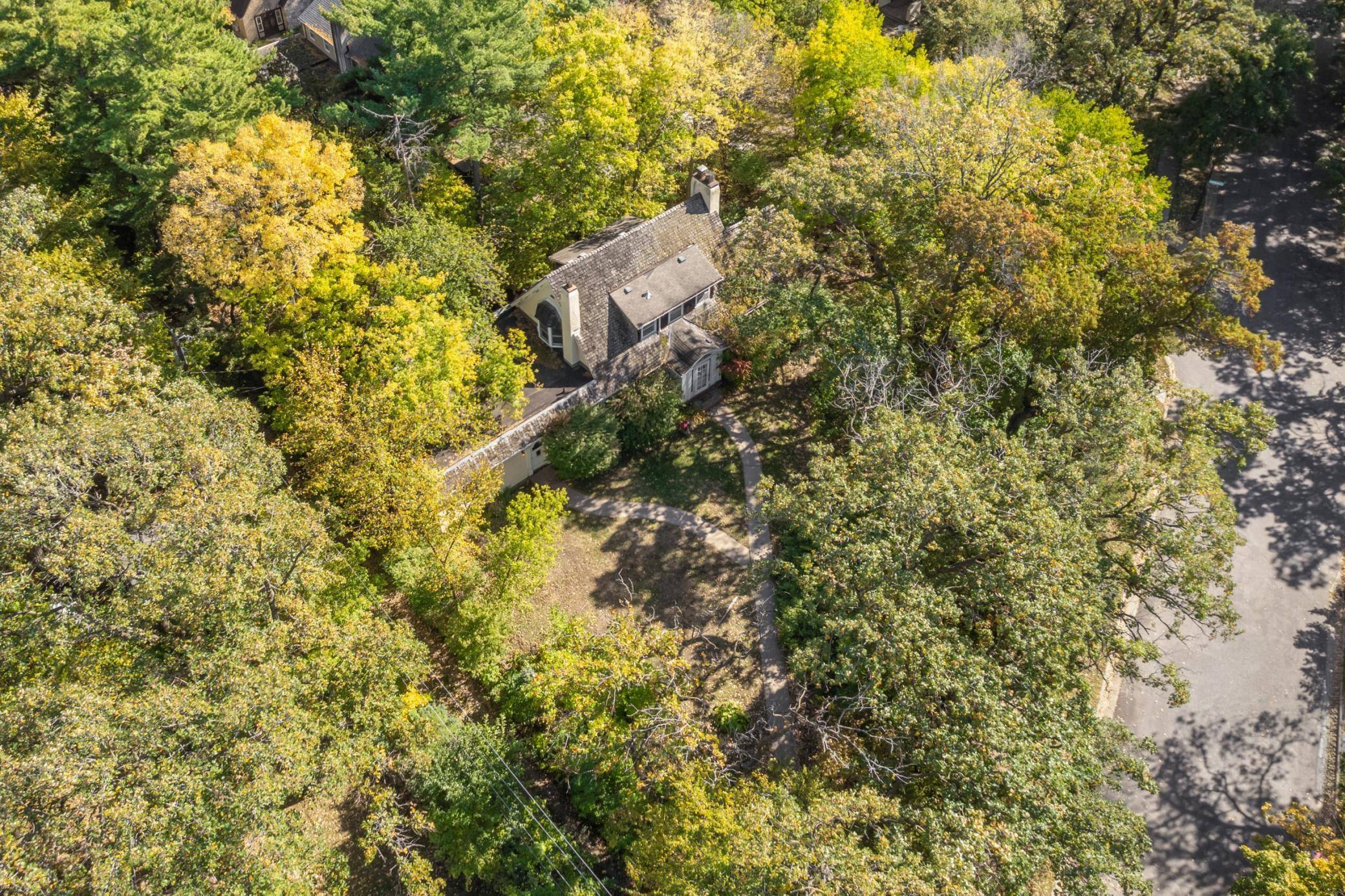 10 Benhill Road, Saint Paul, MN 55105