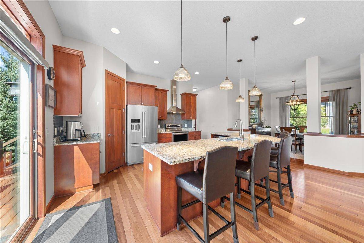 1618 Headwaters LN, Woodbury, MN 55129