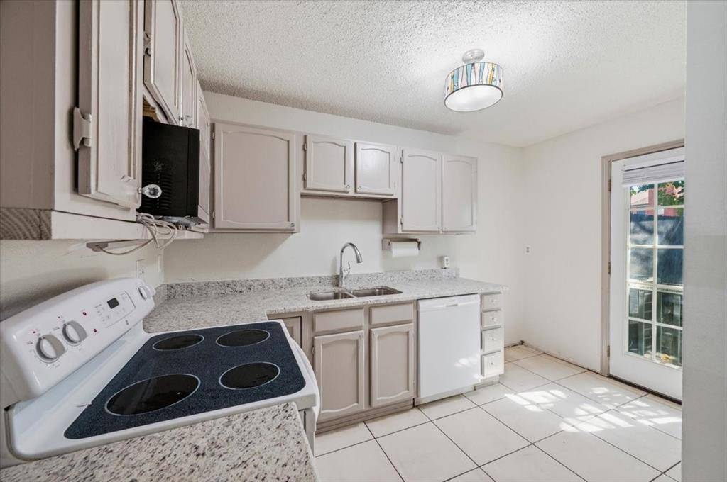 814 Rock Creek Drive, Euless, TX 76039