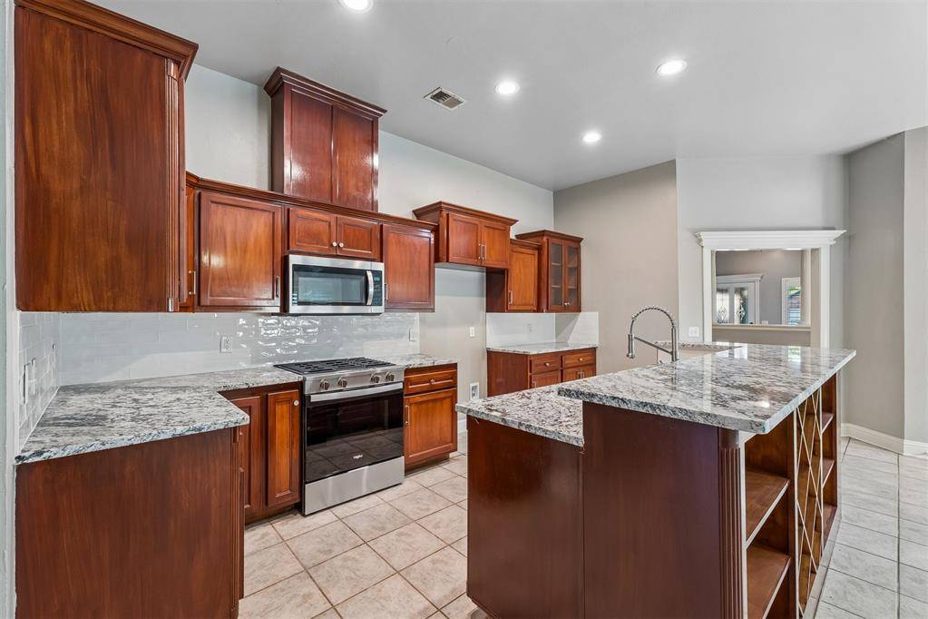 2101 Del Simmons DR, Edmond, OK 73003