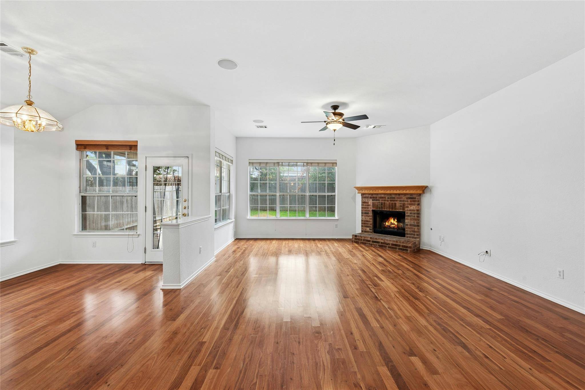 1421 Hargis CRK, Austin, TX 78717
