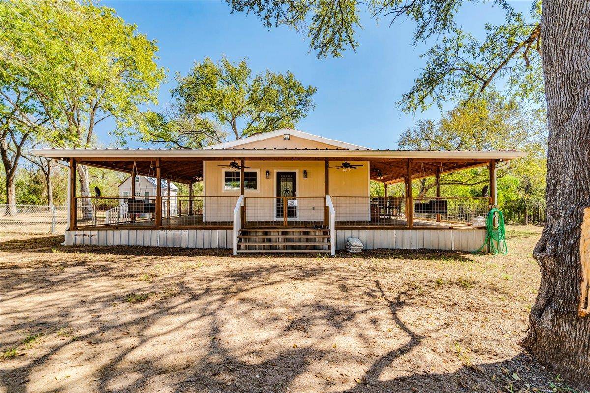 659 Fox LN, Lockhart, TX 78644