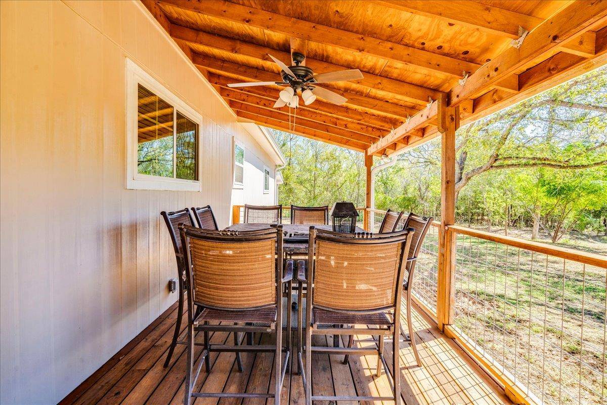 659 Fox LN, Lockhart, TX 78644