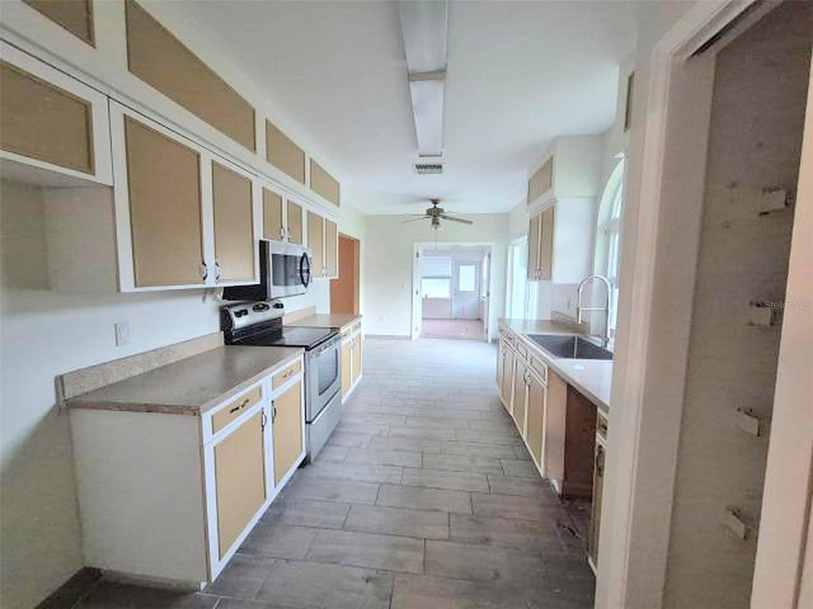 902 GREENBELT CIR, Brandon, FL 33510