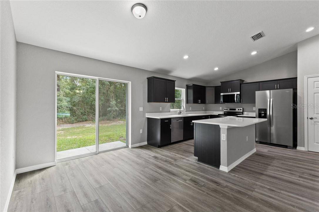 1736 W Hall PL, Citrus Springs, FL 34434