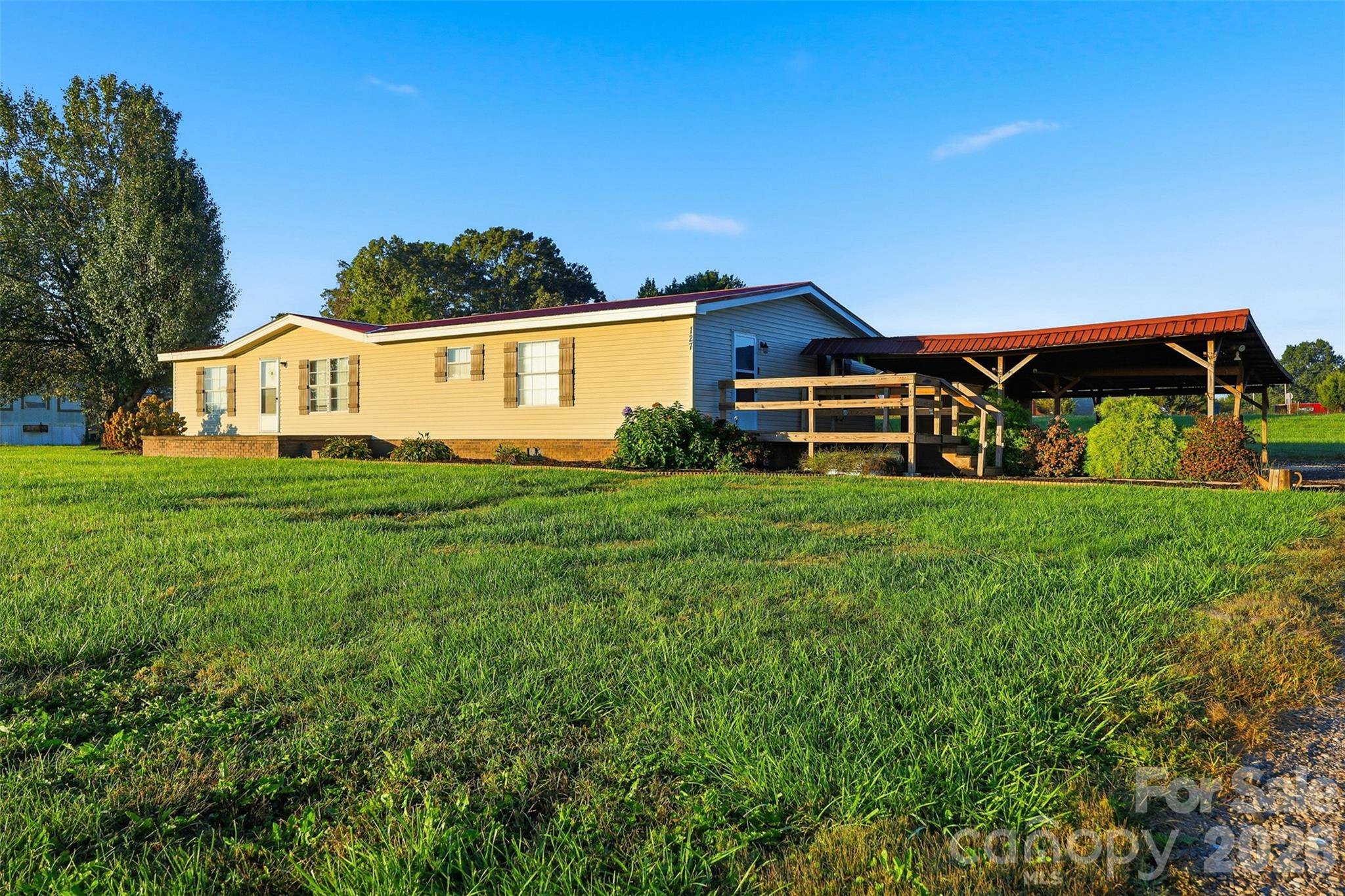 127 White Plains RD, Hiddenite, NC 28636