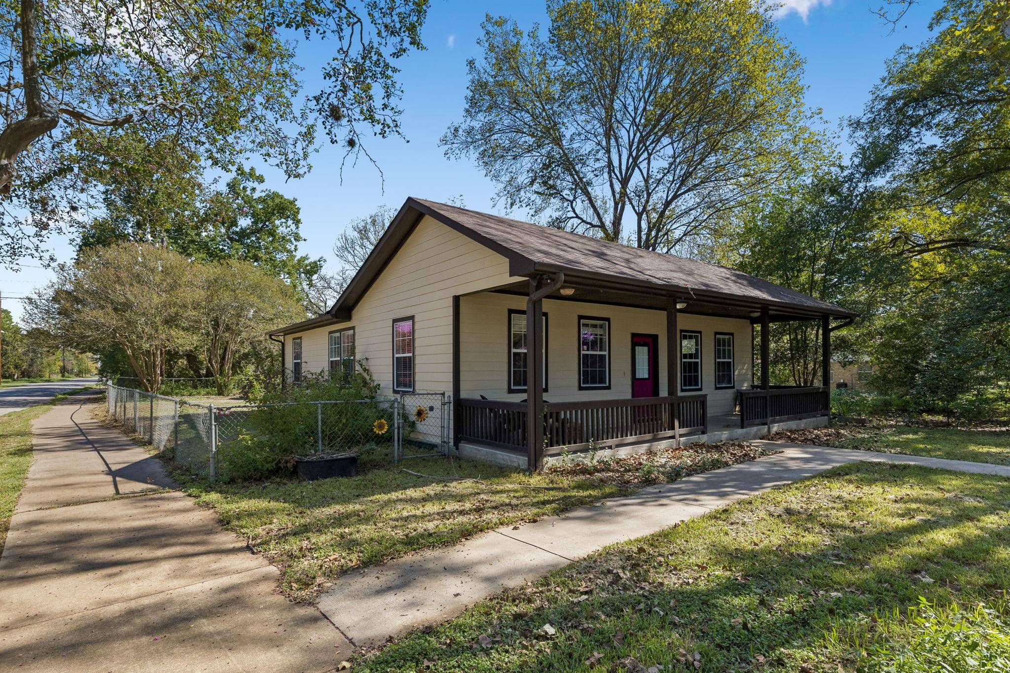 401 Rivers ST, Smithville, TX 78957