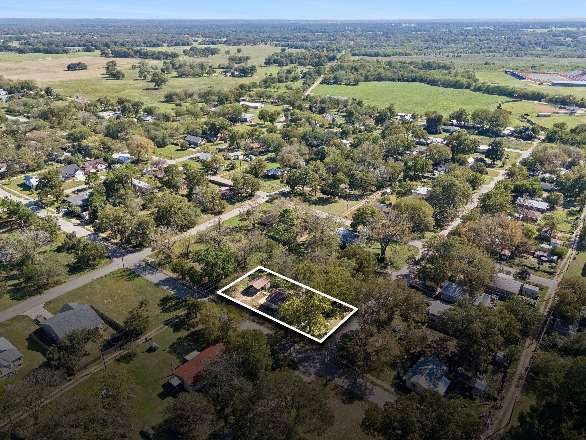 401 Rivers ST, Smithville, TX 78957