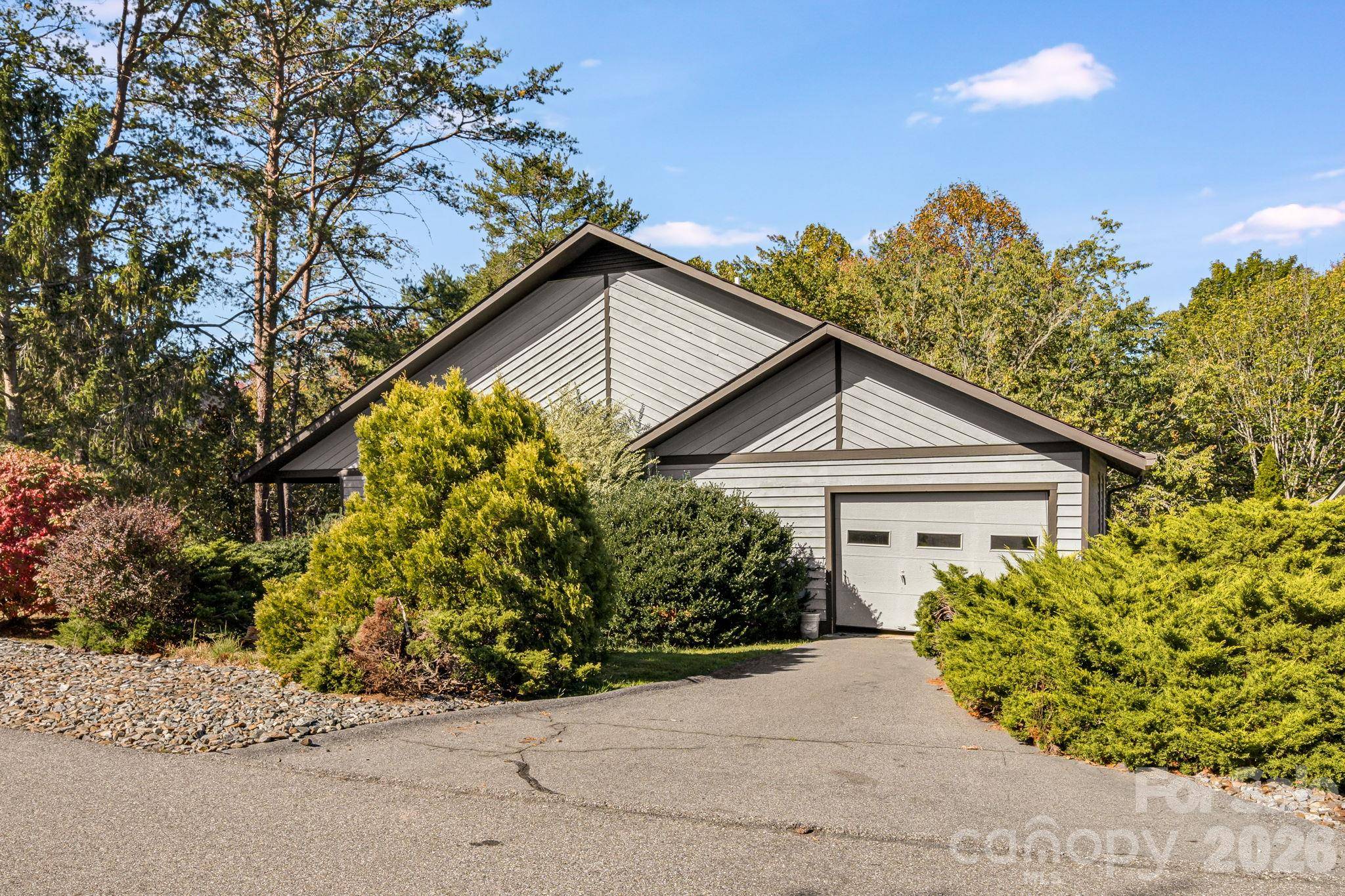 8 Zachary Ridge RD, Asheville, NC 28804