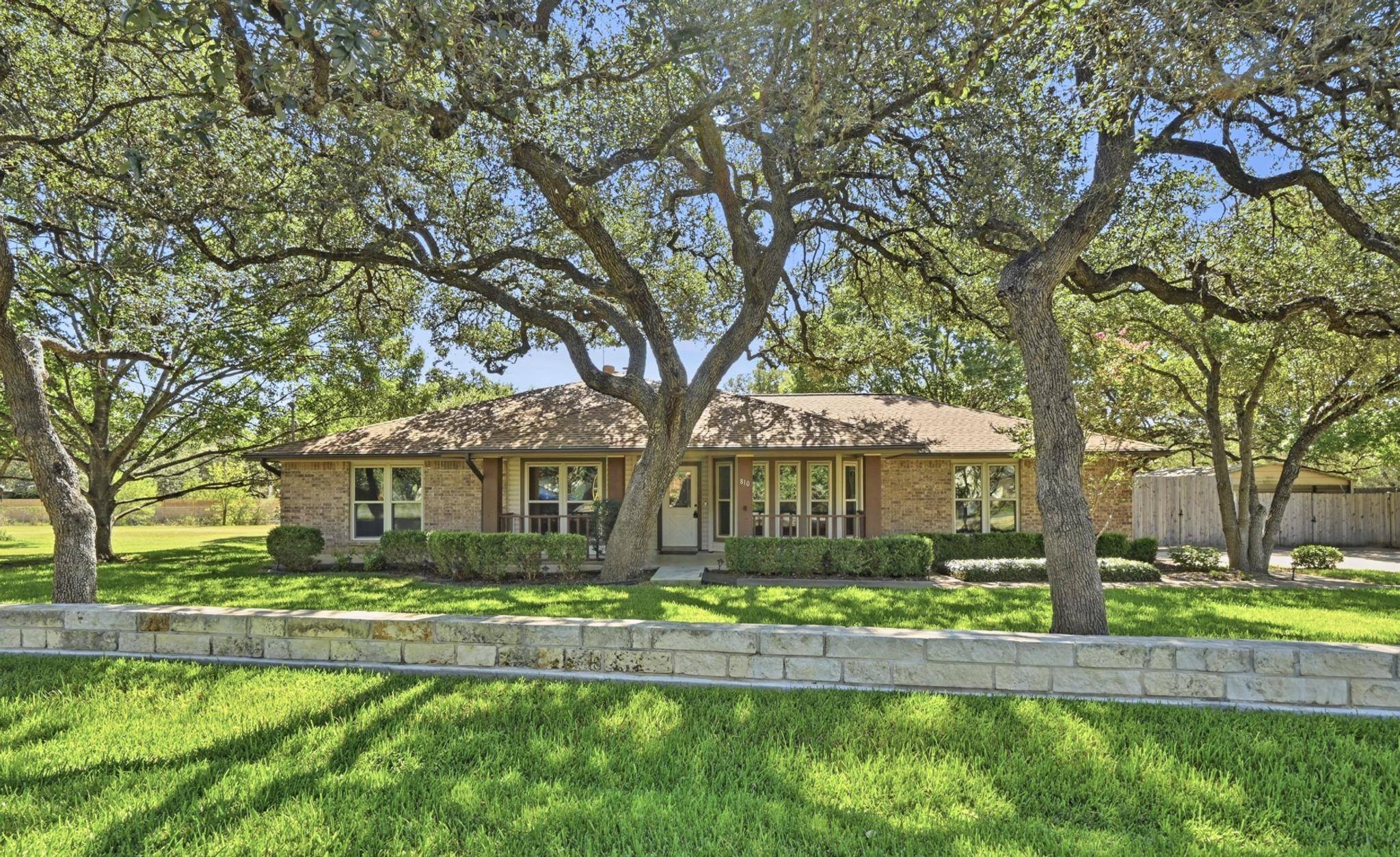 810 Pine Siskin DR, Buda, TX 78610