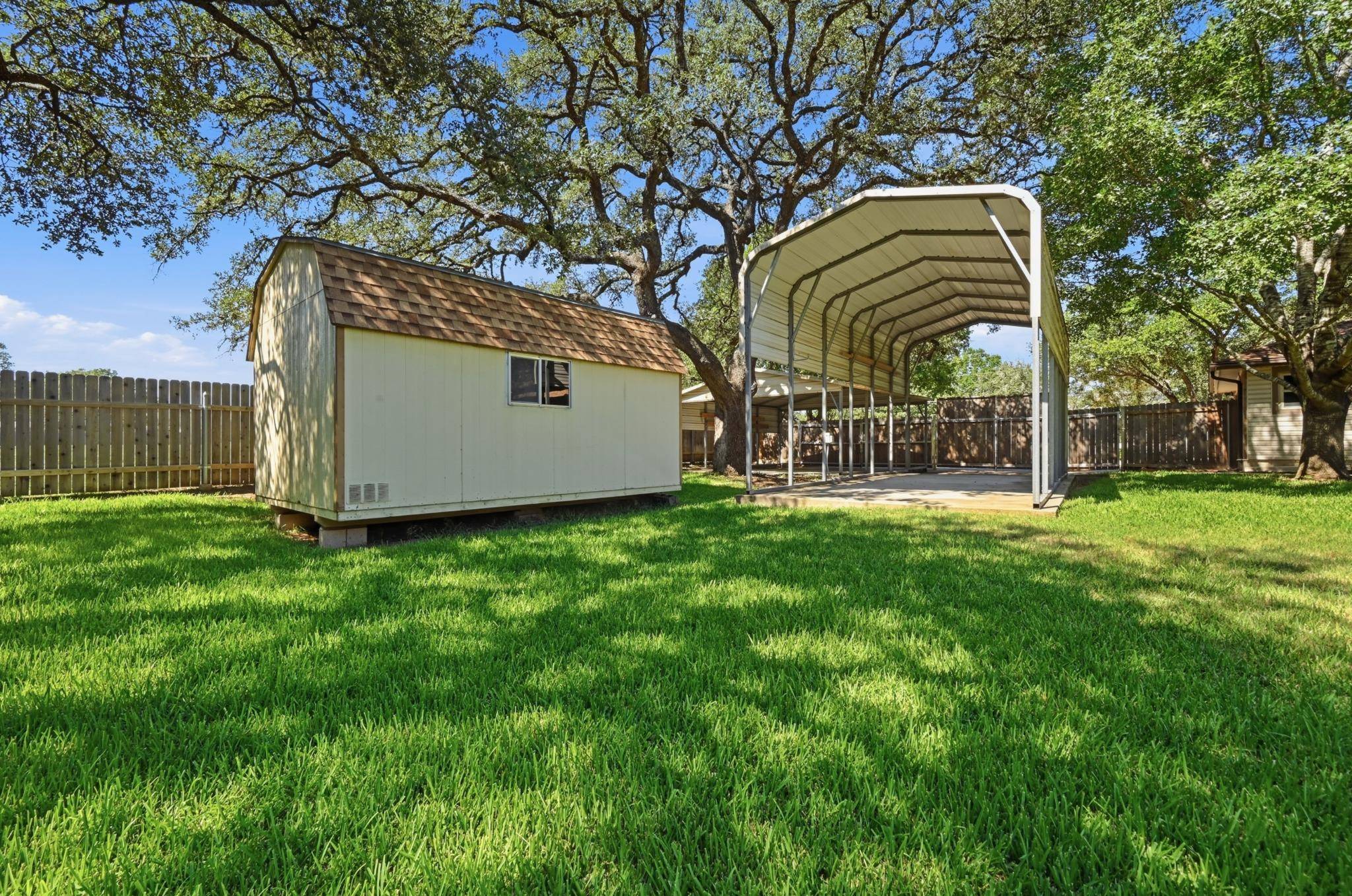 810 Pine Siskin DR, Buda, TX 78610