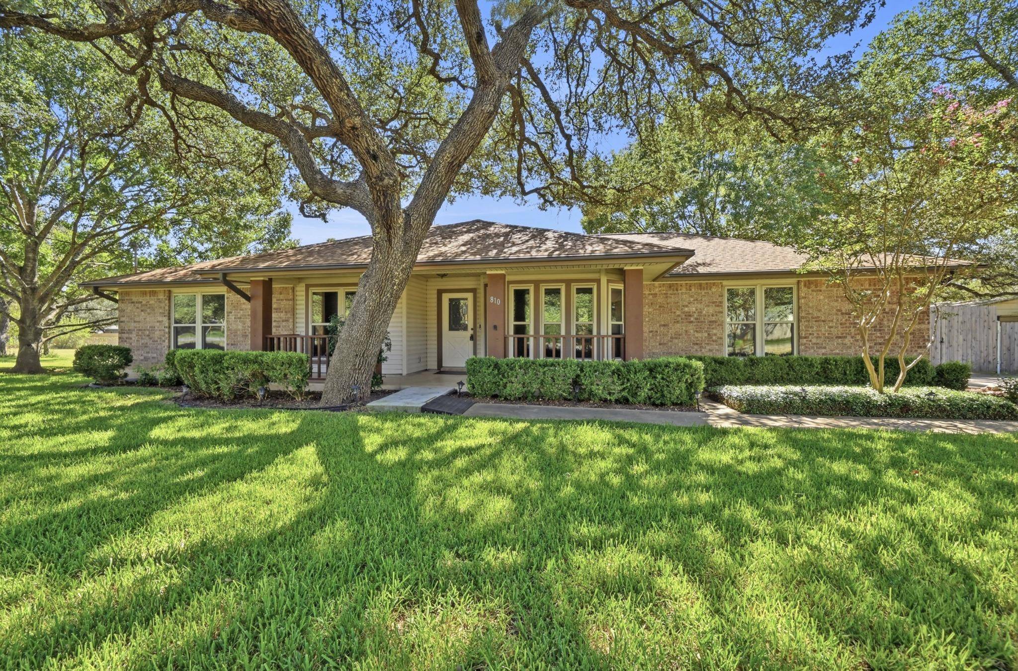 810 Pine Siskin DR, Buda, TX 78610