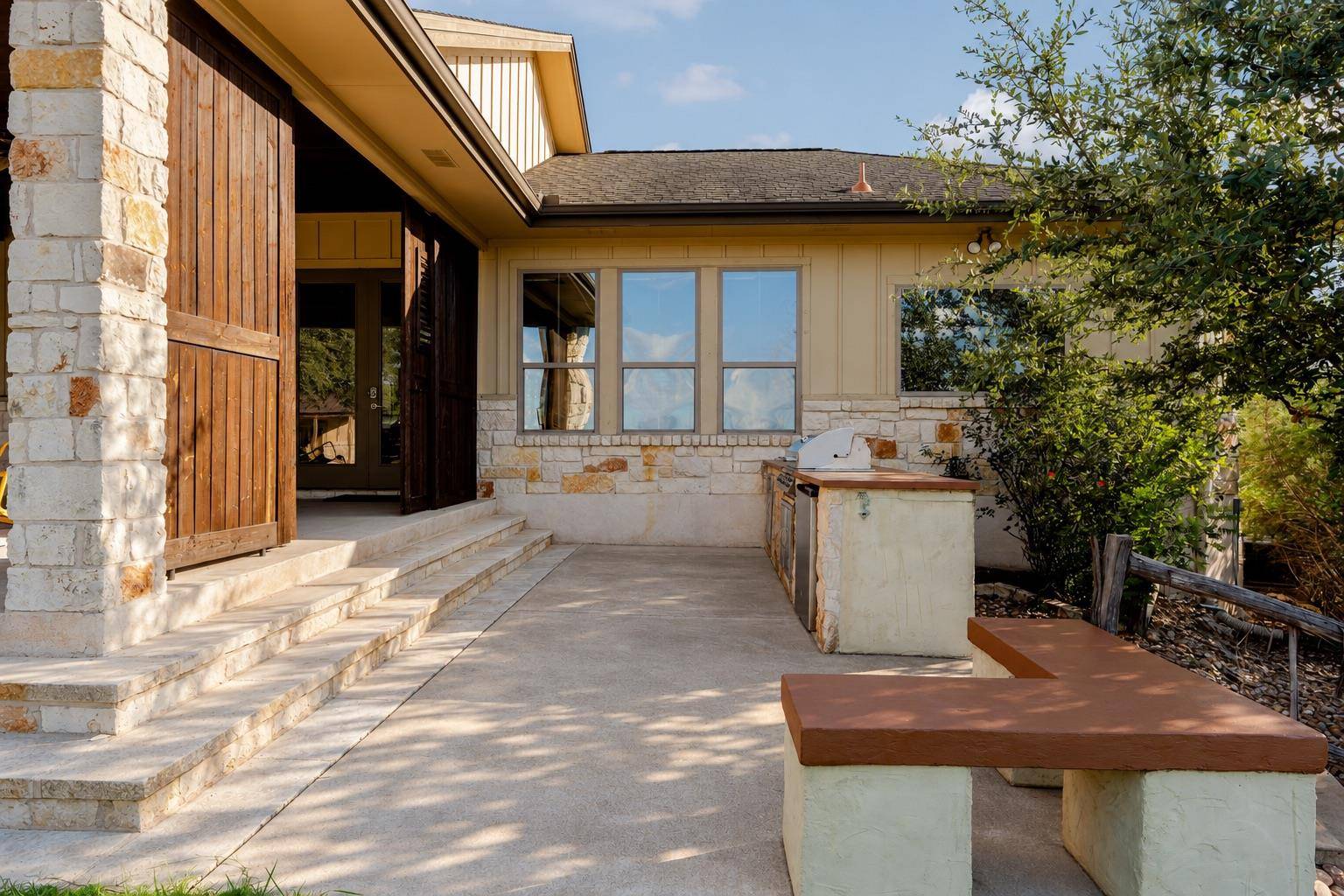 171 Shawnee TRL, Dripping Springs, TX 78620