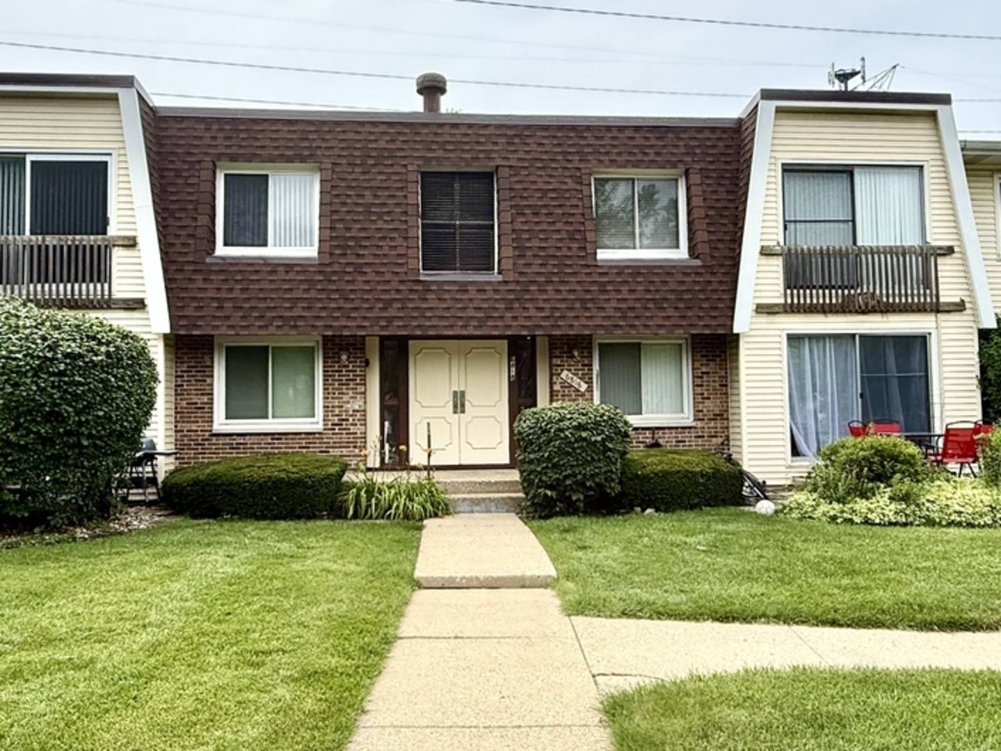 6818 ROBERTS DR #7, Woodridge, IL 60517
