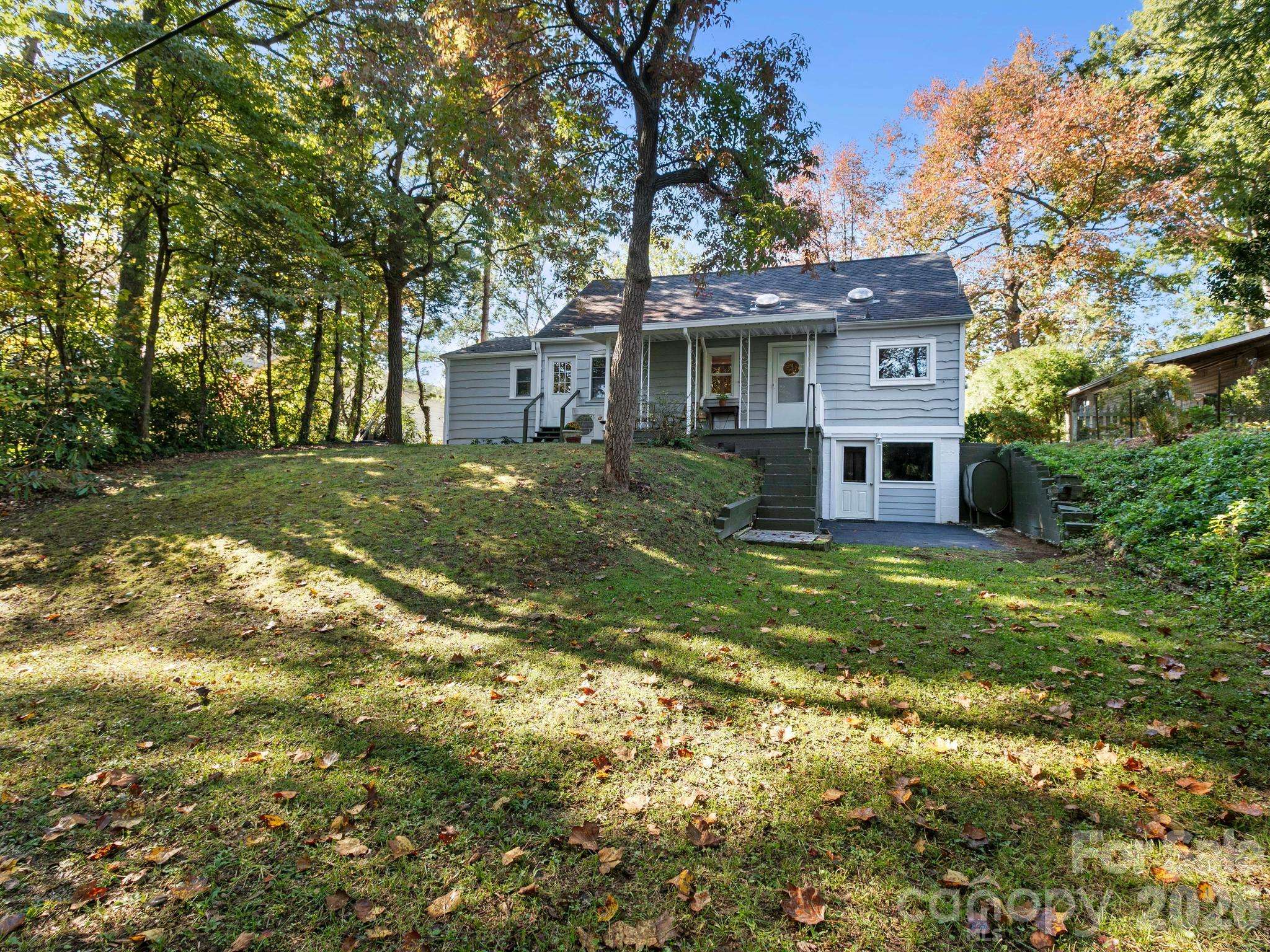 119 Briarwood LN, Hendersonville, NC 28791
