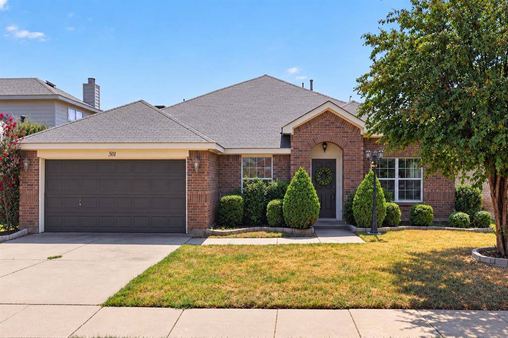 501 Roundrock Lane, Fort Worth, TX 76140