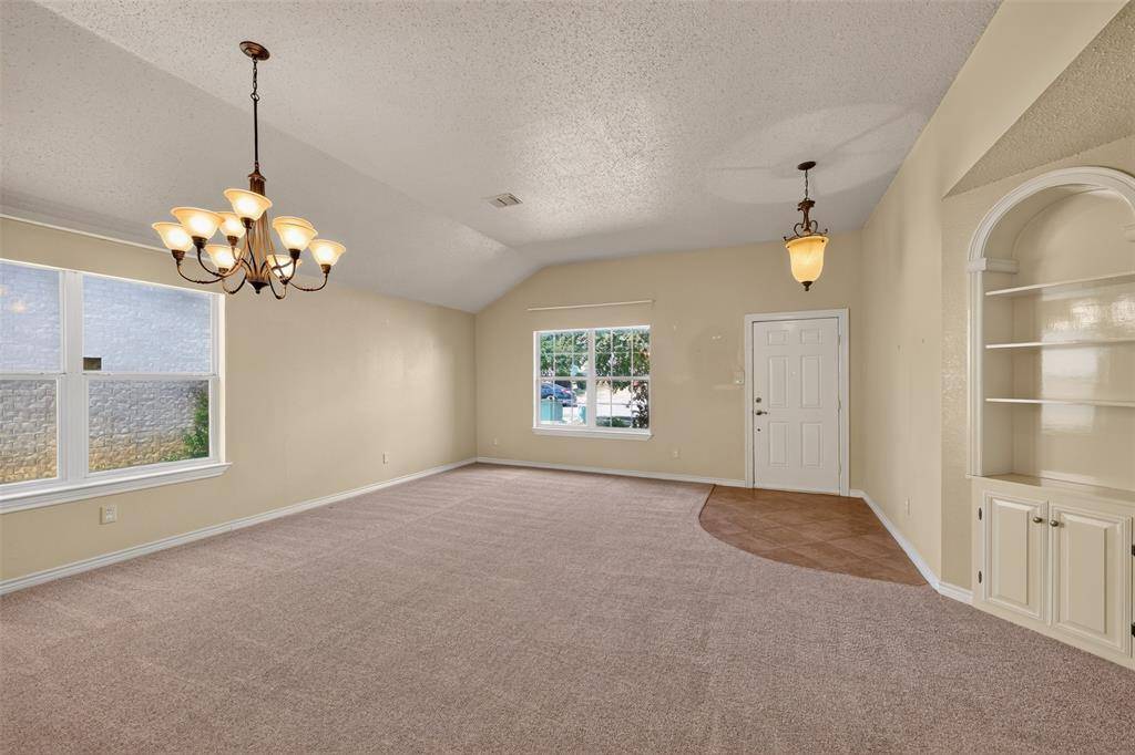 501 Roundrock Lane, Fort Worth, TX 76140