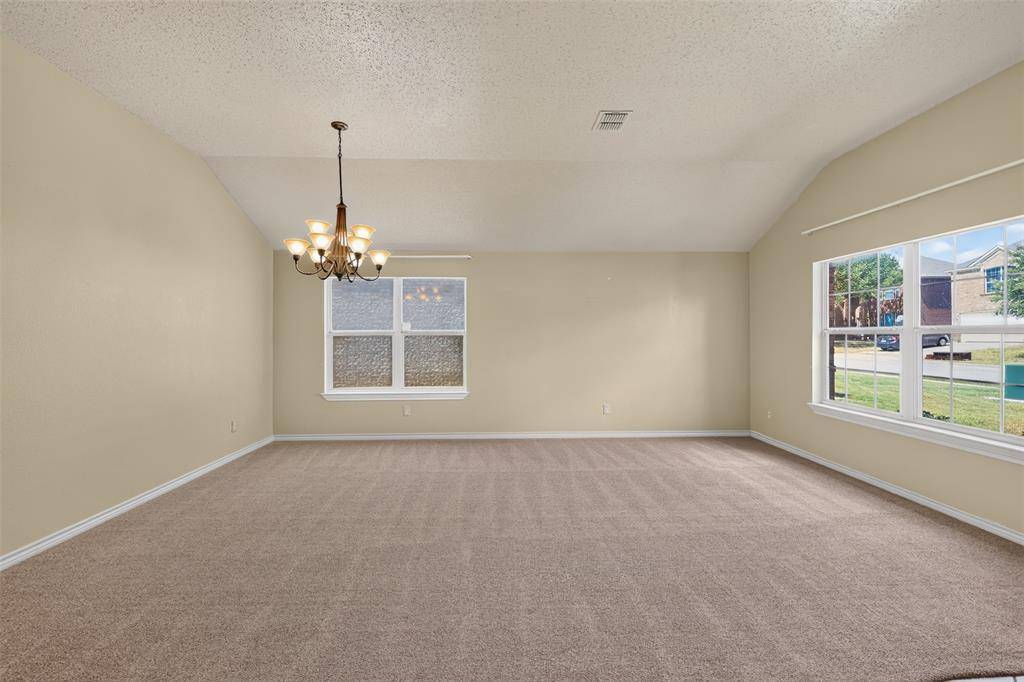501 Roundrock Lane, Fort Worth, TX 76140