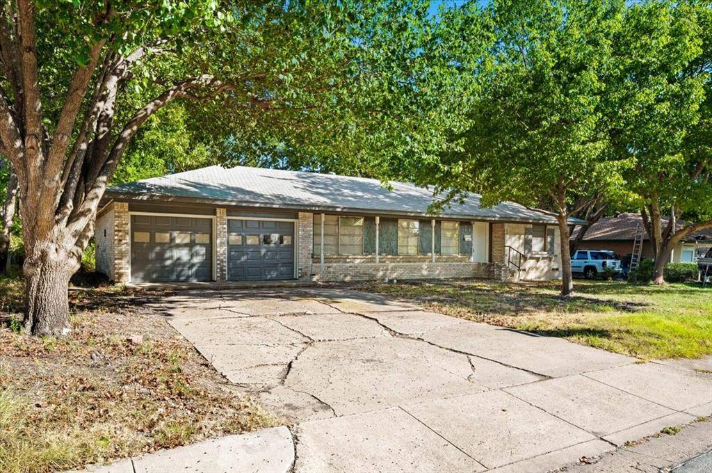 305 Valleyglen Drive, Desoto, TX 75115