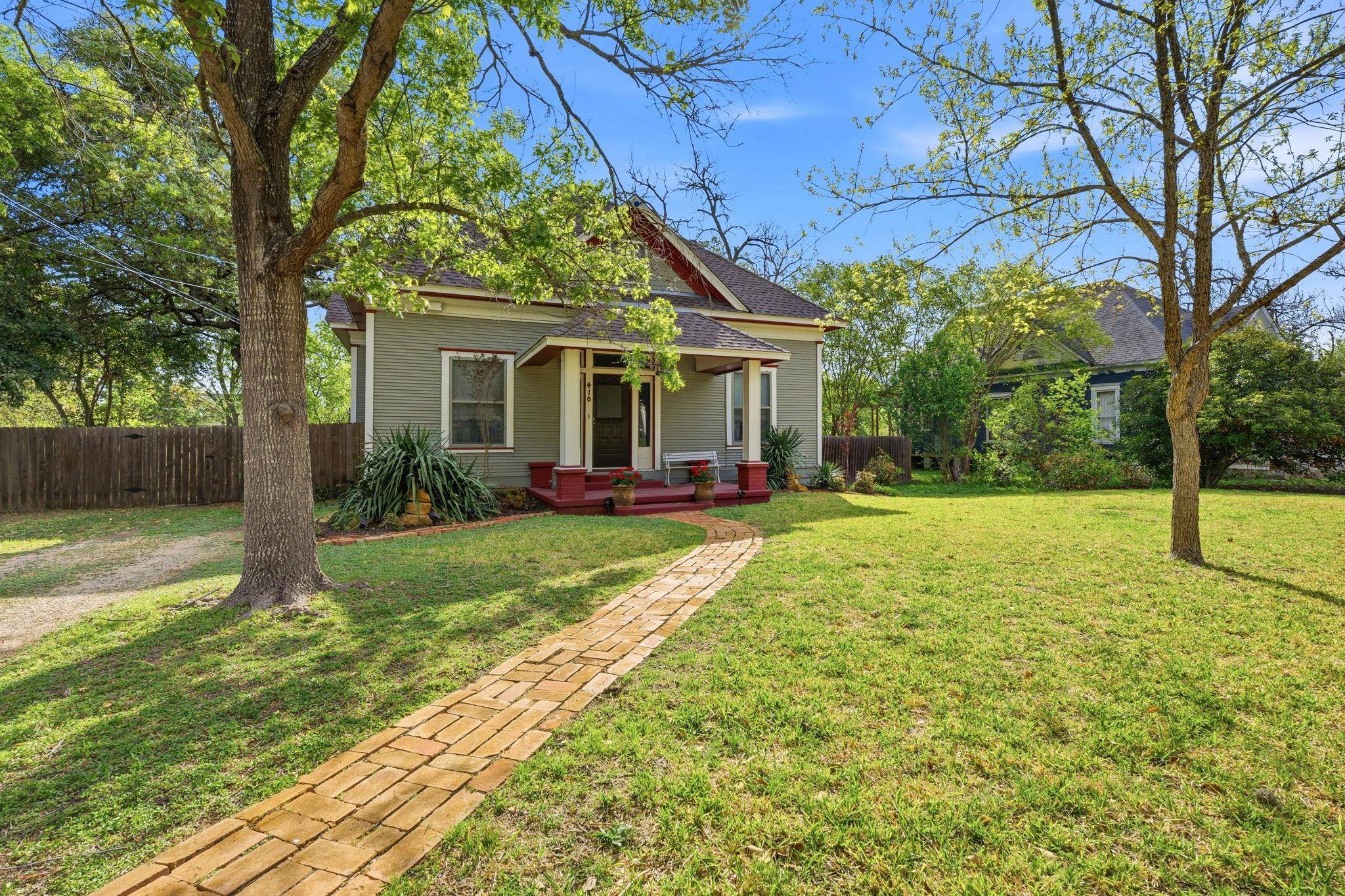 410 Cibilo ST, Lockhart, TX 78644